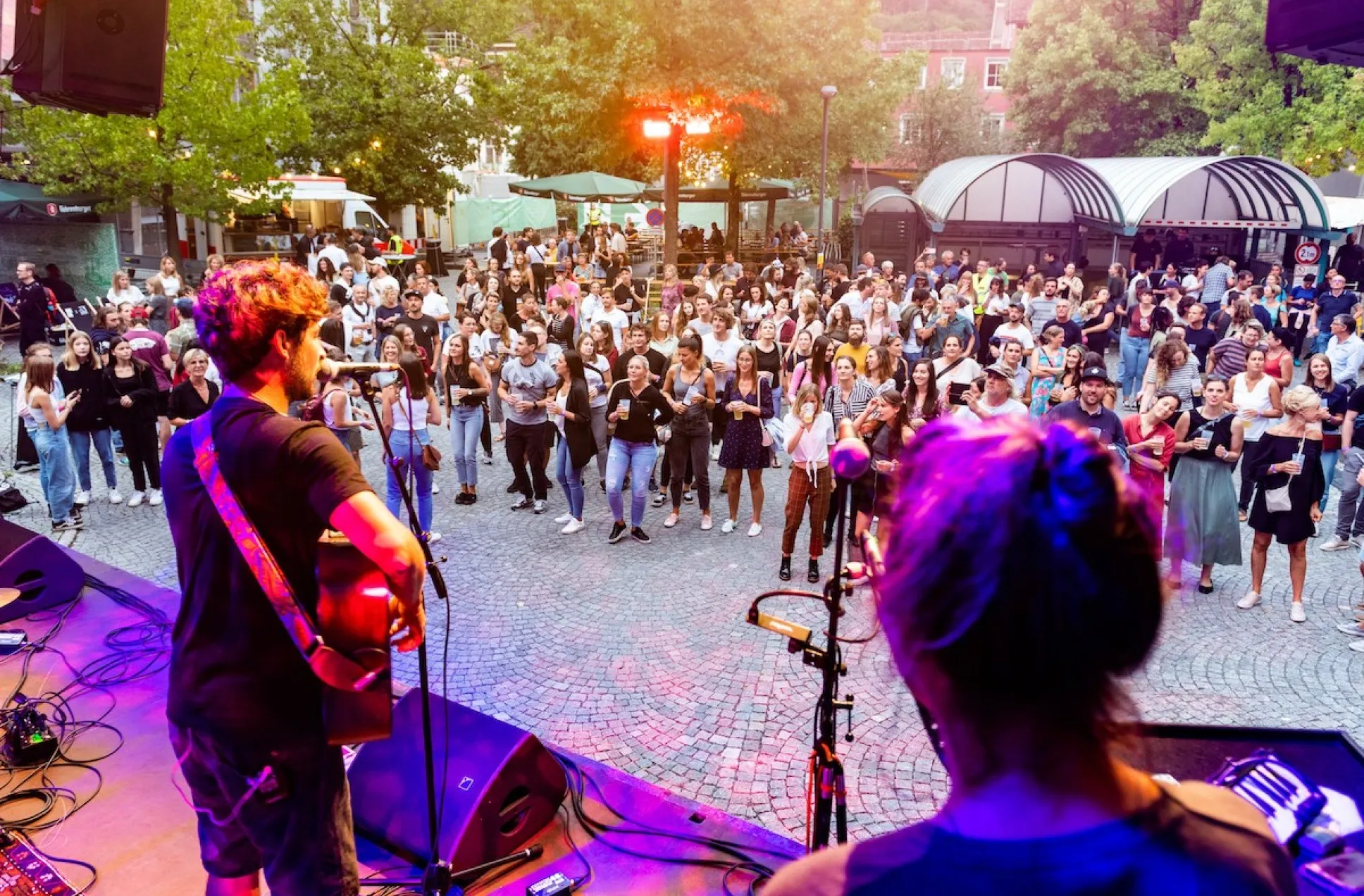 Bilck von der Bühne während des Schaffarei Festivals in den Innenhof der AK Vorarlberg