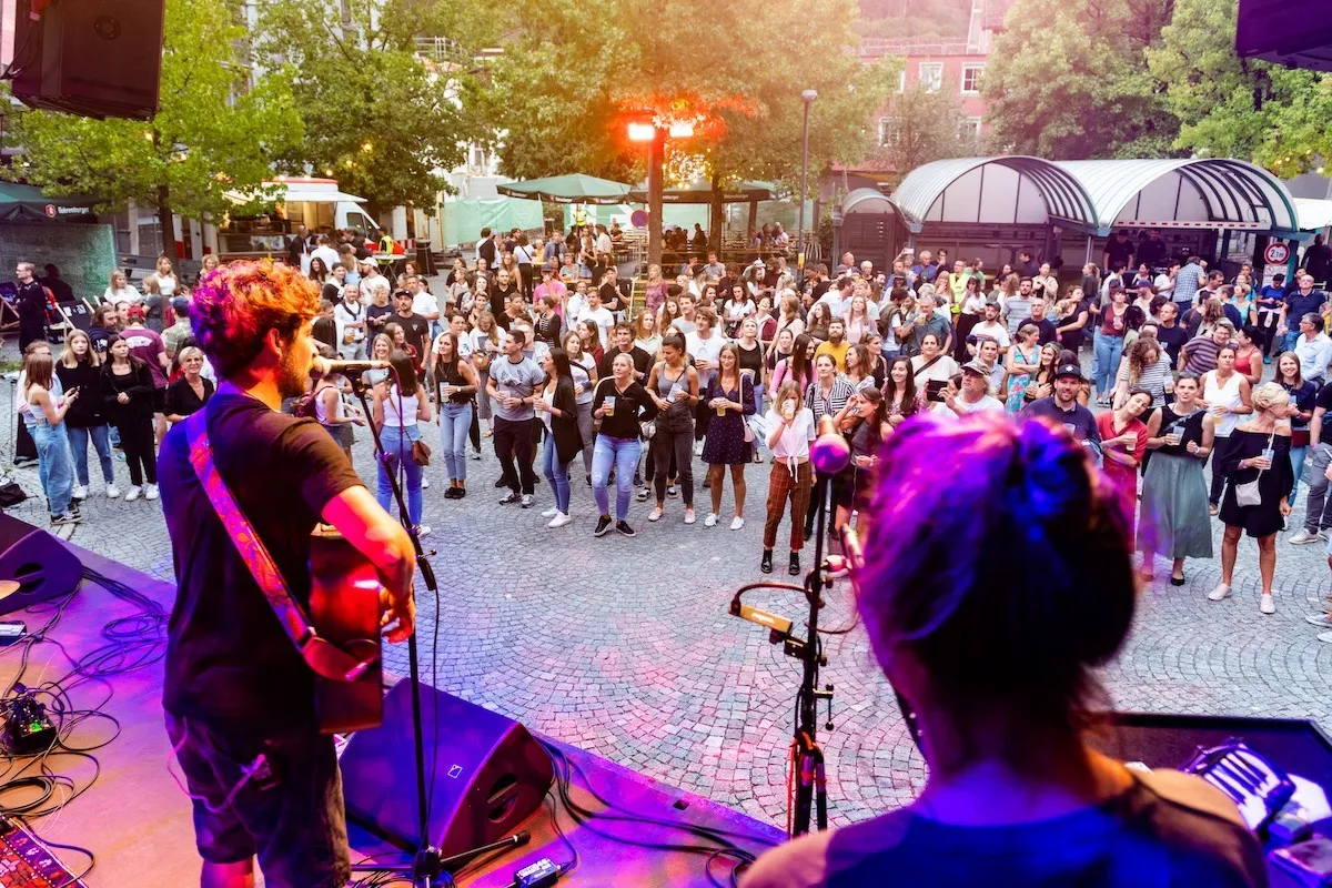 Bilck von der Bühne während des Schaffarei Festivals in den Innenhof der AK Vorarlberg