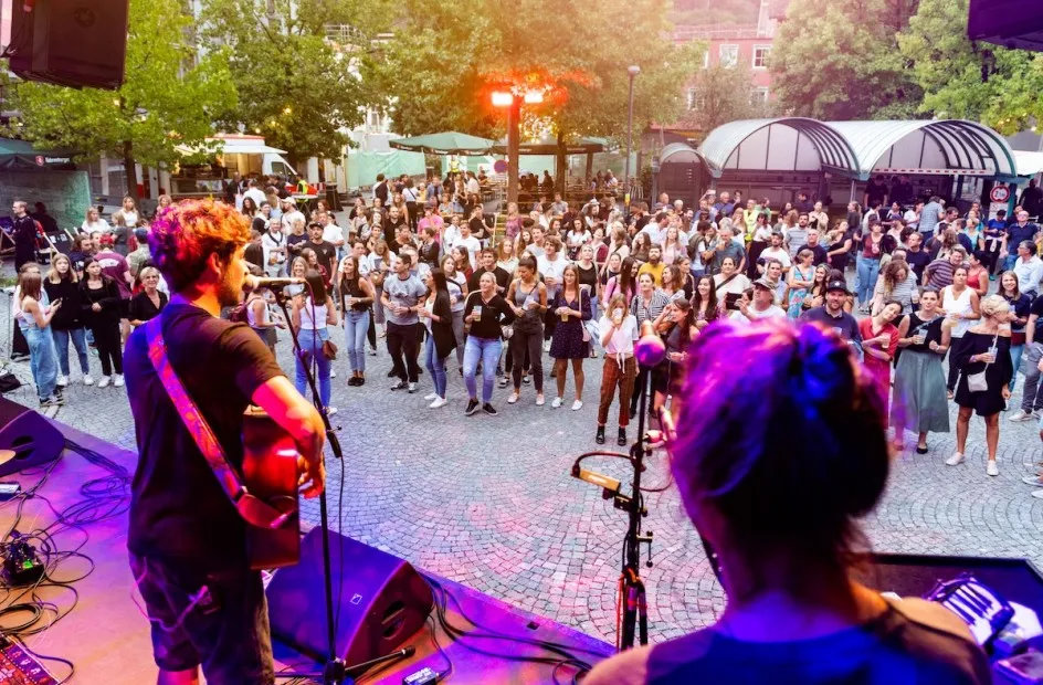 Bilck von der Bühne während des Schaffarei Festivals in den Innenhof der AK Vorarlberg