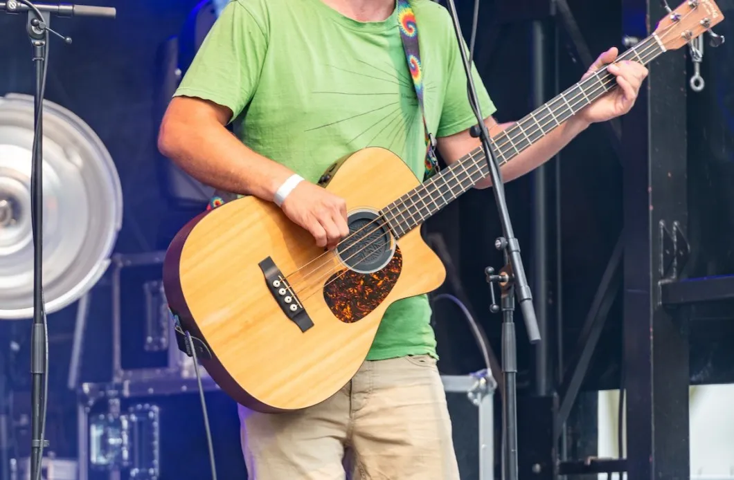 Sänger mit Gitarre und langen Haaren auf der Schaffarei Bühne
