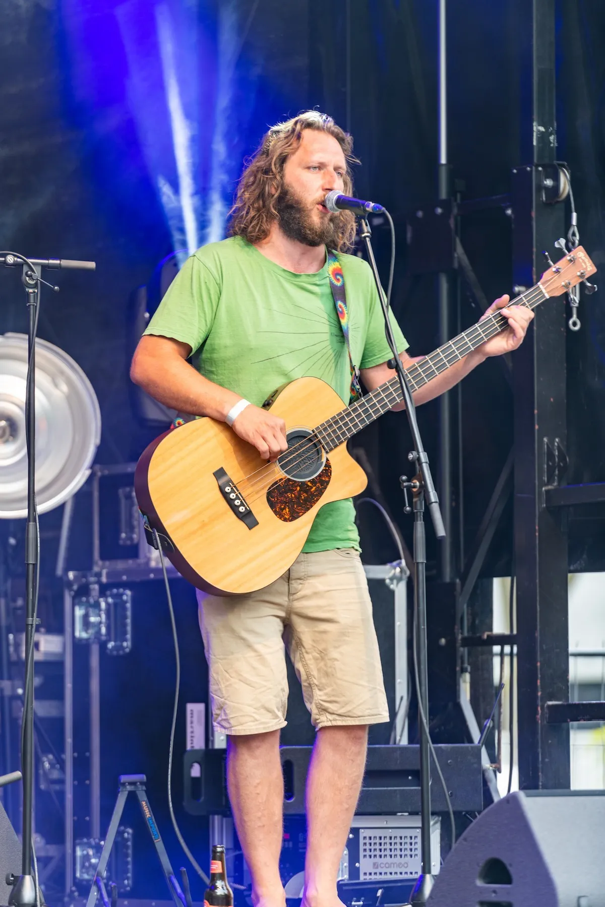 Sänger mit Gitarre und langen Haaren auf der Schaffarei Bühne