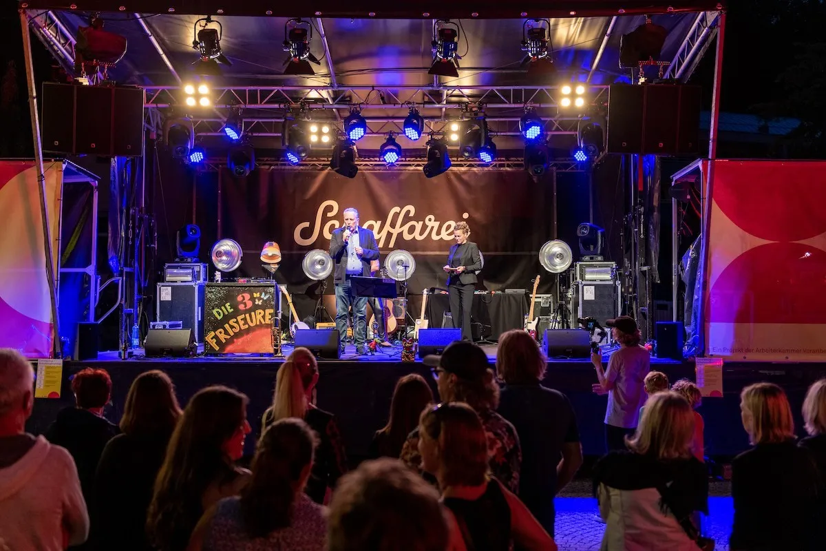 AK Präsident Hubert Hämmerele mit Morderatorin Raffaela Rudigier Gerer auf der Schaffarei Bühne