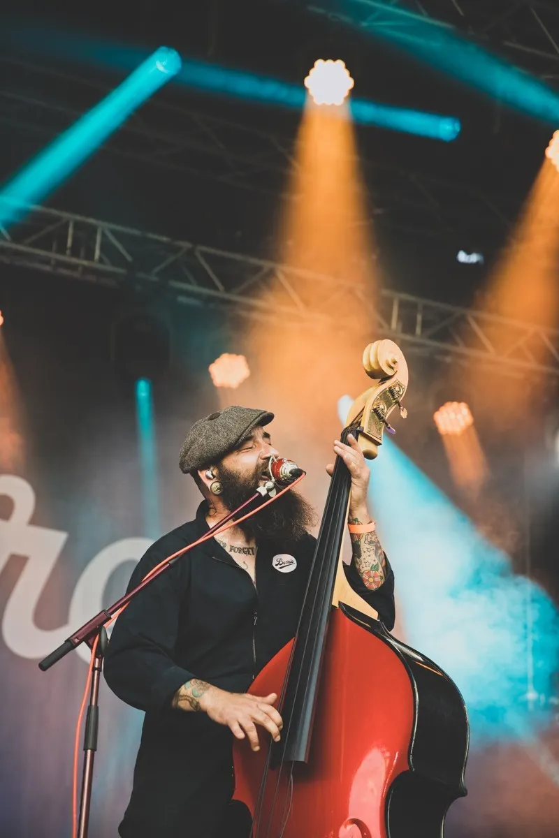 Dead Beatz am Kontrabass