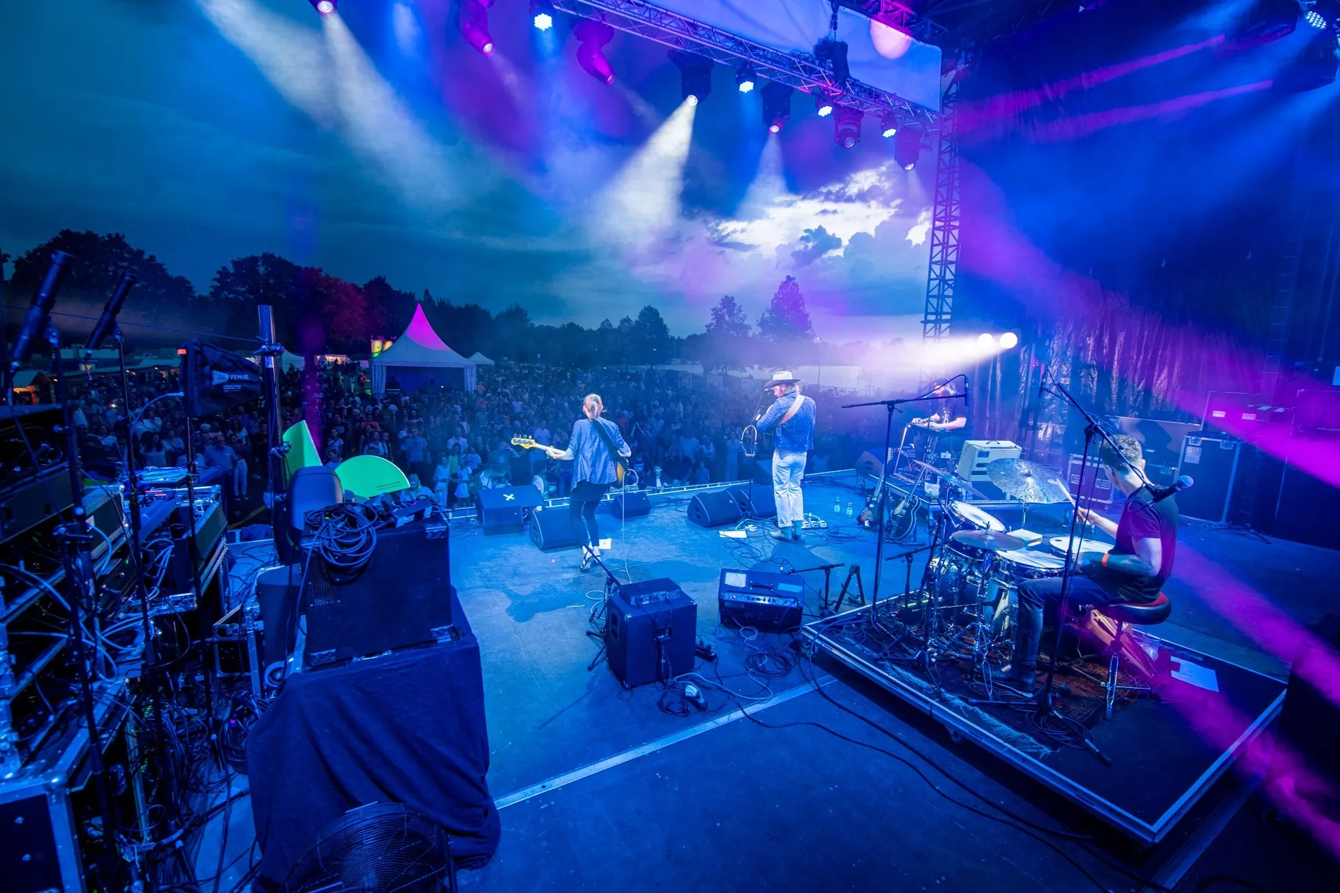 Wunderschöne Stimmung vom Festivalgelände während Regen