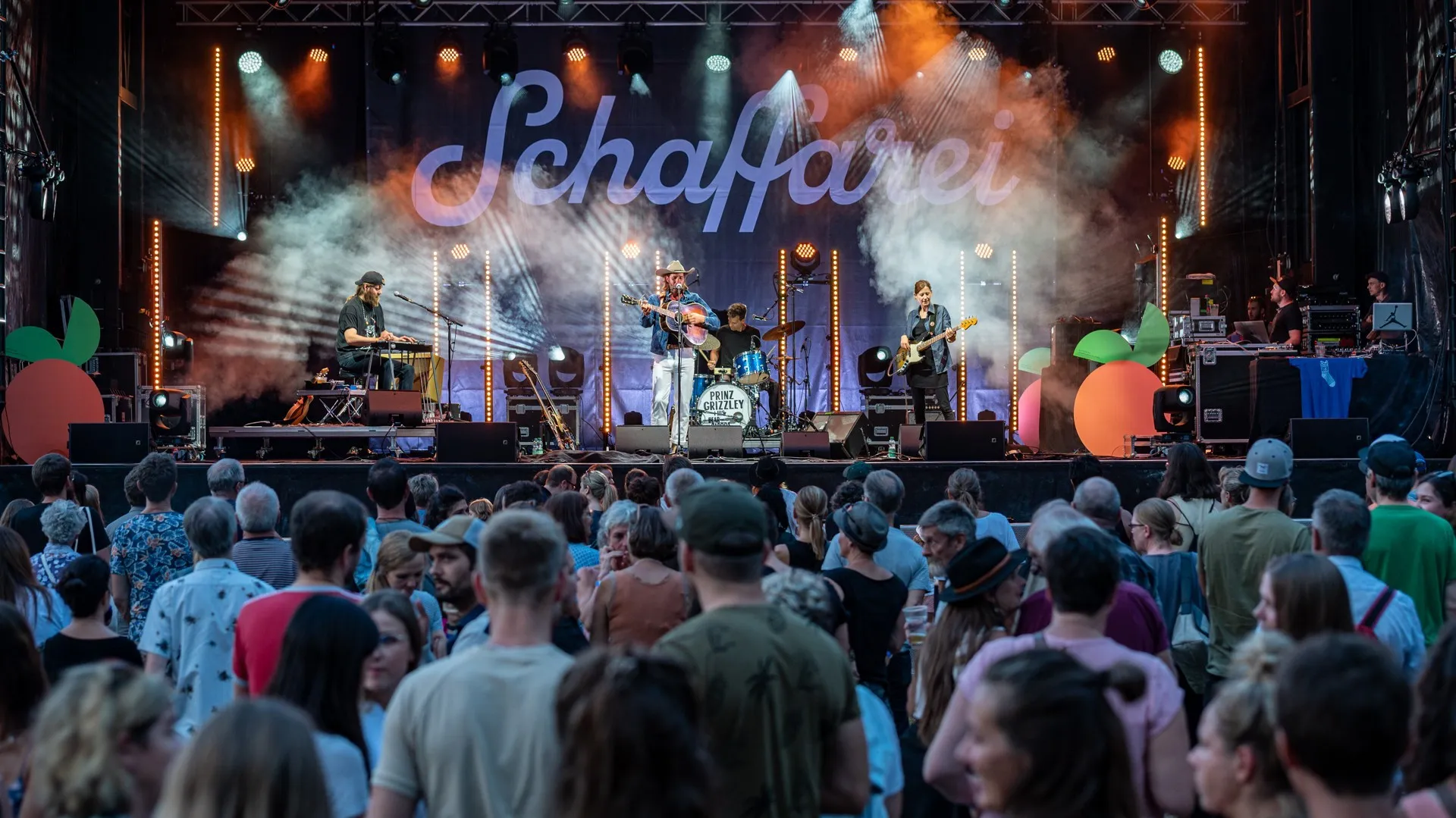 Blick auf die Bühne mit Publikum