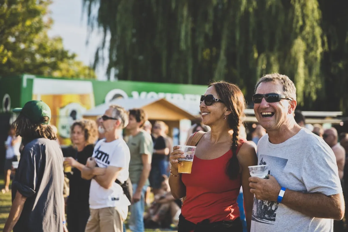 Lachende Festival-Gäste