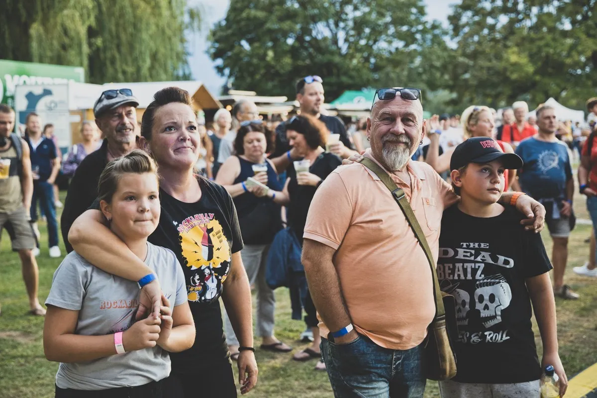 Freudiges Publikum von alt bis jung