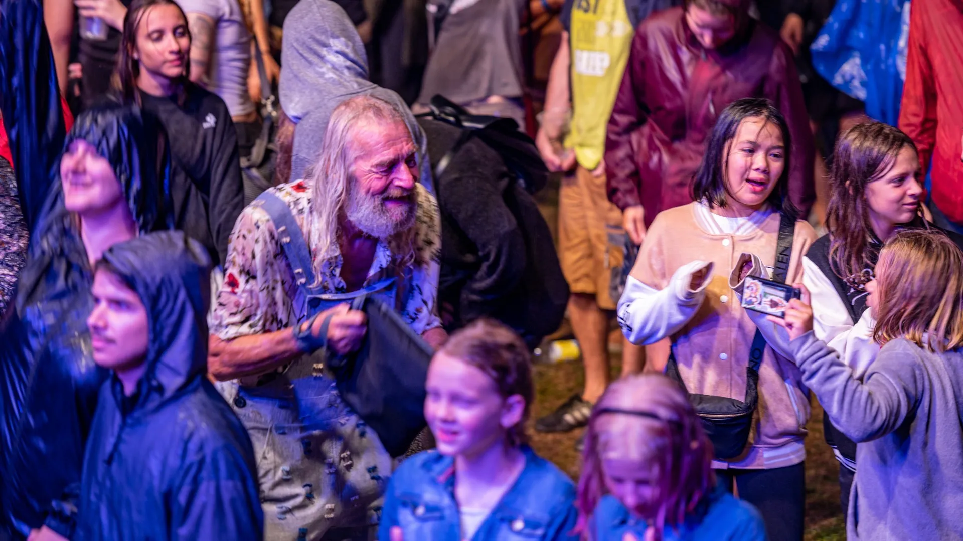 Tanzendes Publikum im Regen