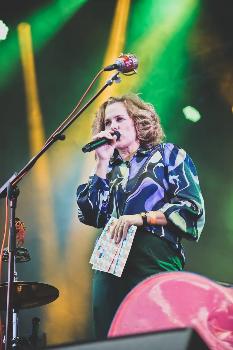 Raffaela Rudigier Gerer auf der Bühne bei Anmoderation