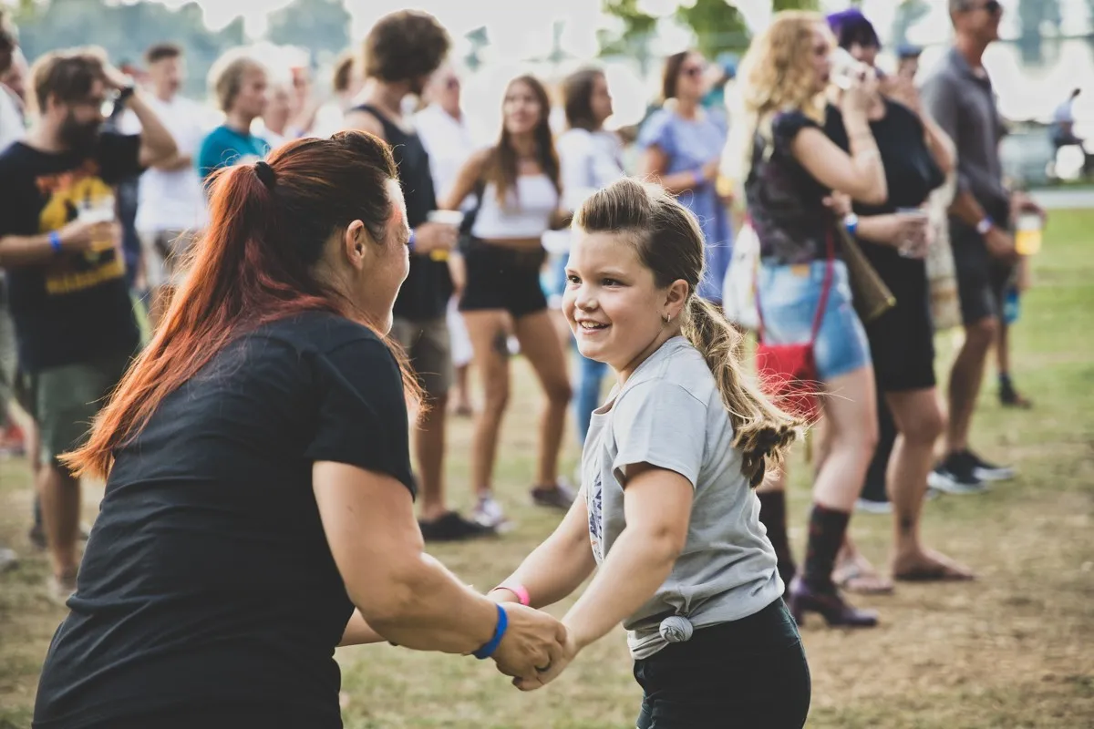 Mutter und Kind am Tanzen