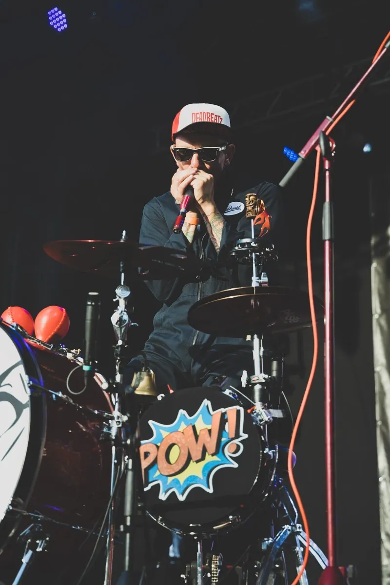 Dead Beatz am Schlagzeug und Mundharmonika