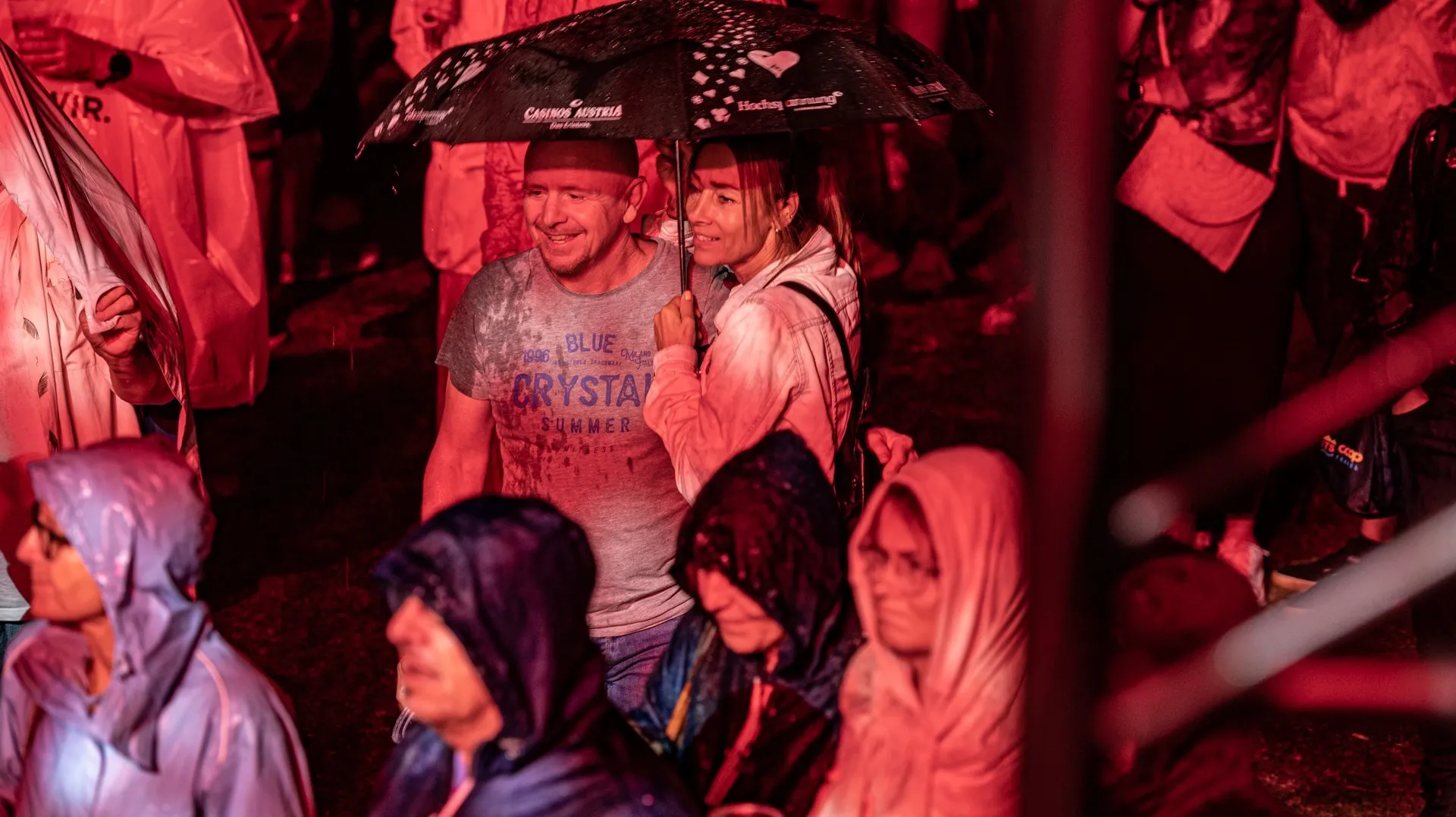 Tanzendes Publikum im Regen