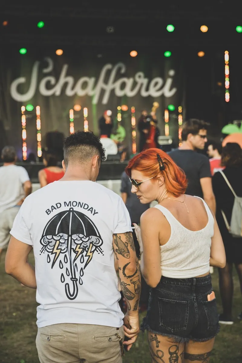 Publikum mit Blick auf Schaffarei Bühne