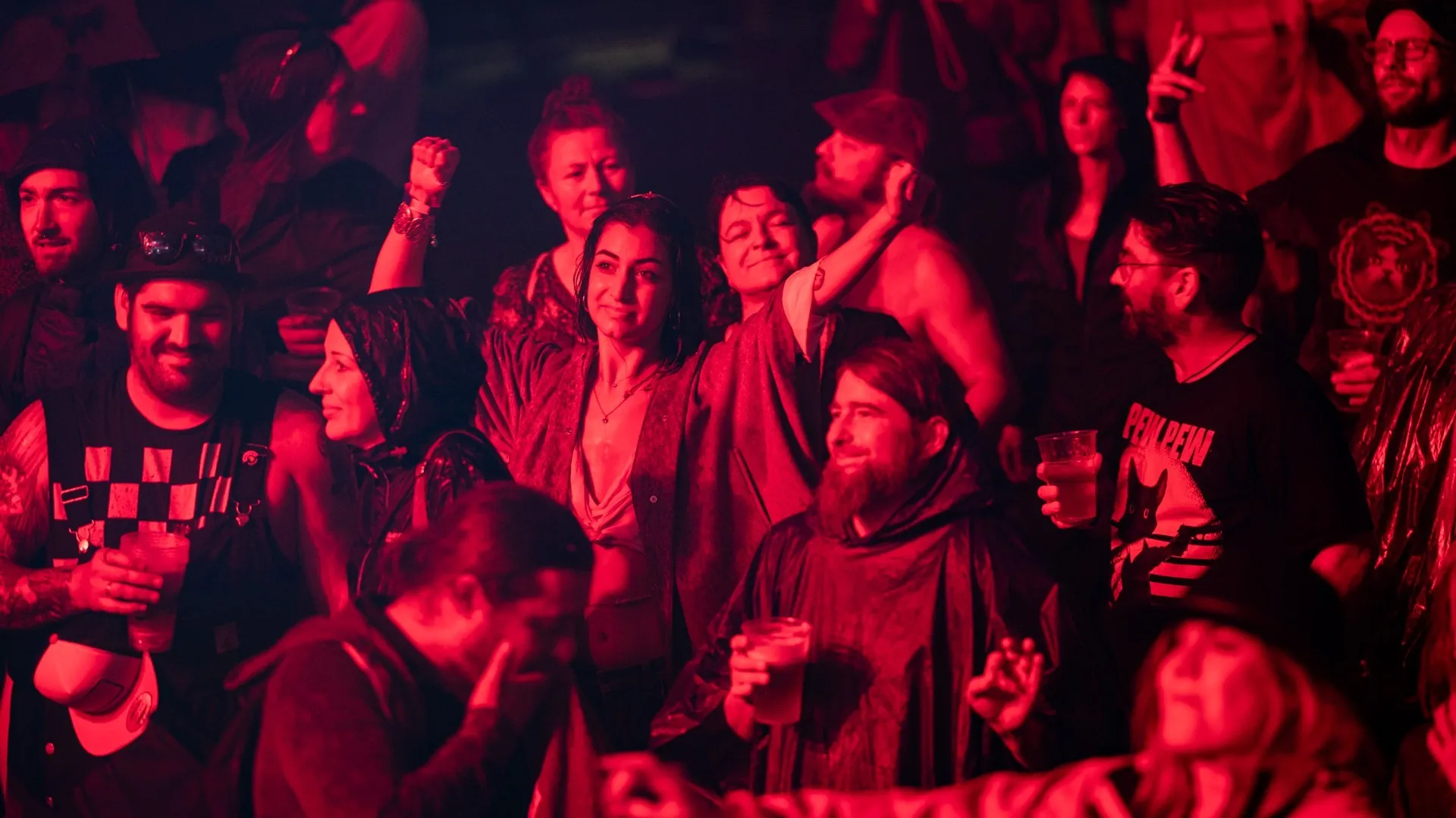 Tanzendes Publikum im Regen