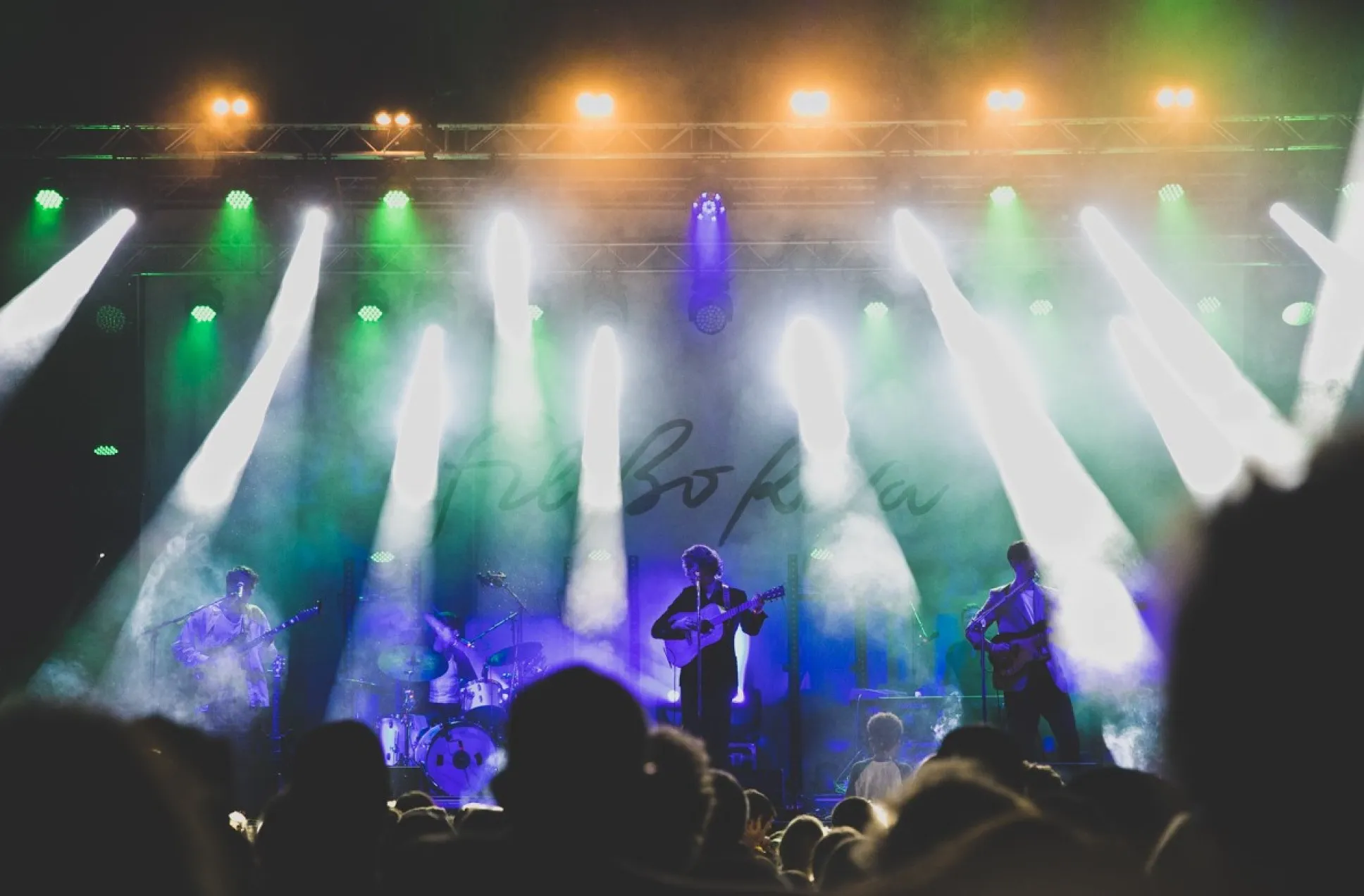 Blick auf Bühne mit wunderbarer Lichtstimmung und Fil Bo Riva