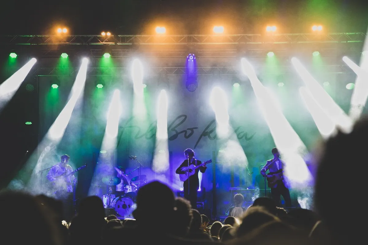 Blick auf Bühne mit wunderbarer Lichtstimmung und Fil Bo Riva