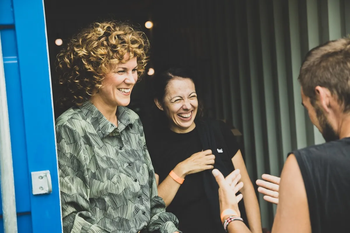 Backstage mit DJ Socke, Raffaela Rudigier Gerer und Schaffarei Mitarbeiterin