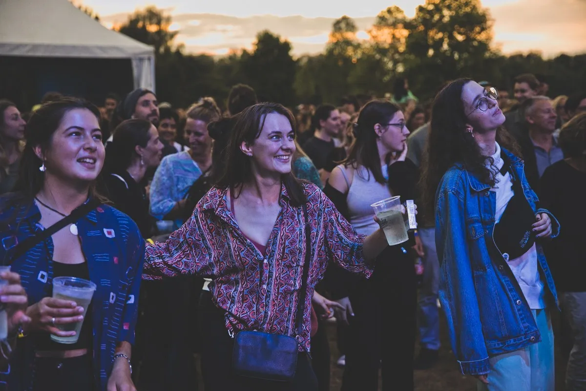 Glückliches Publikum