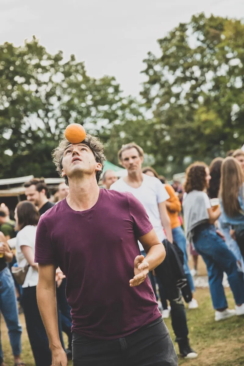 Sebastian Gerer von der Zirkushalle am Jonglieren mit Orangen