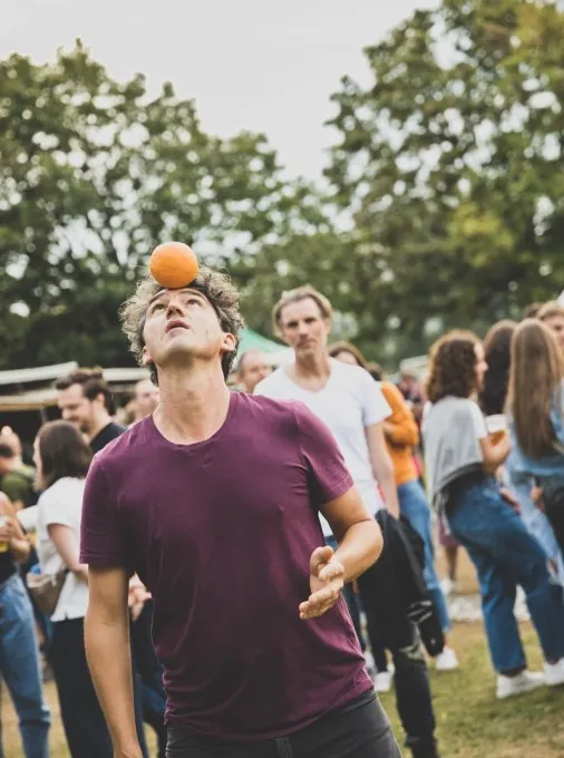 Sebastian Gerer von der Zirkushalle am Jonglieren mit Orangen