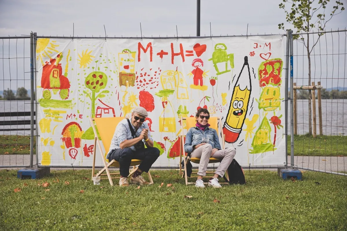 Publikum vor gemaltem Transparent