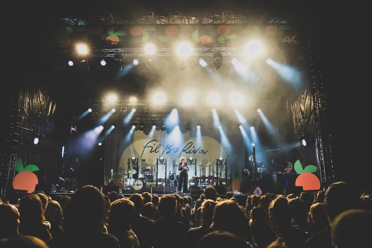 Blick auf Bühne mit viel Publikum