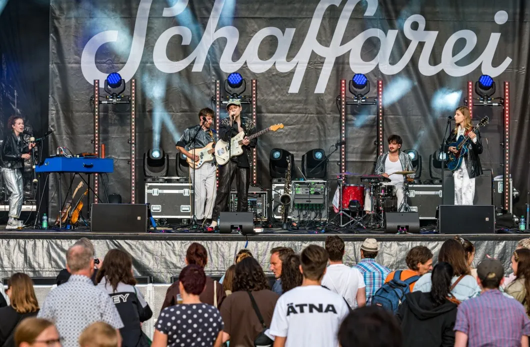 Blick auf Bühne mit Band Oehl