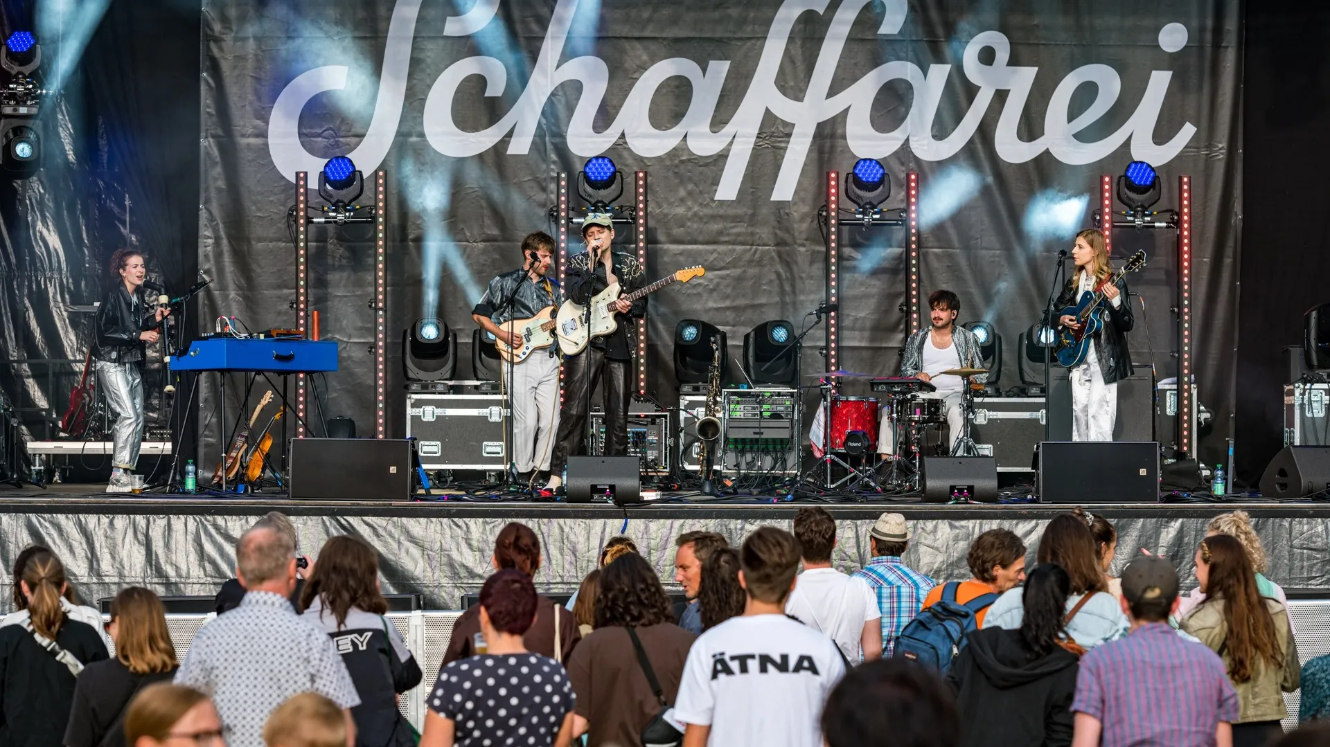 Blick auf Bühne mit Band Oehl