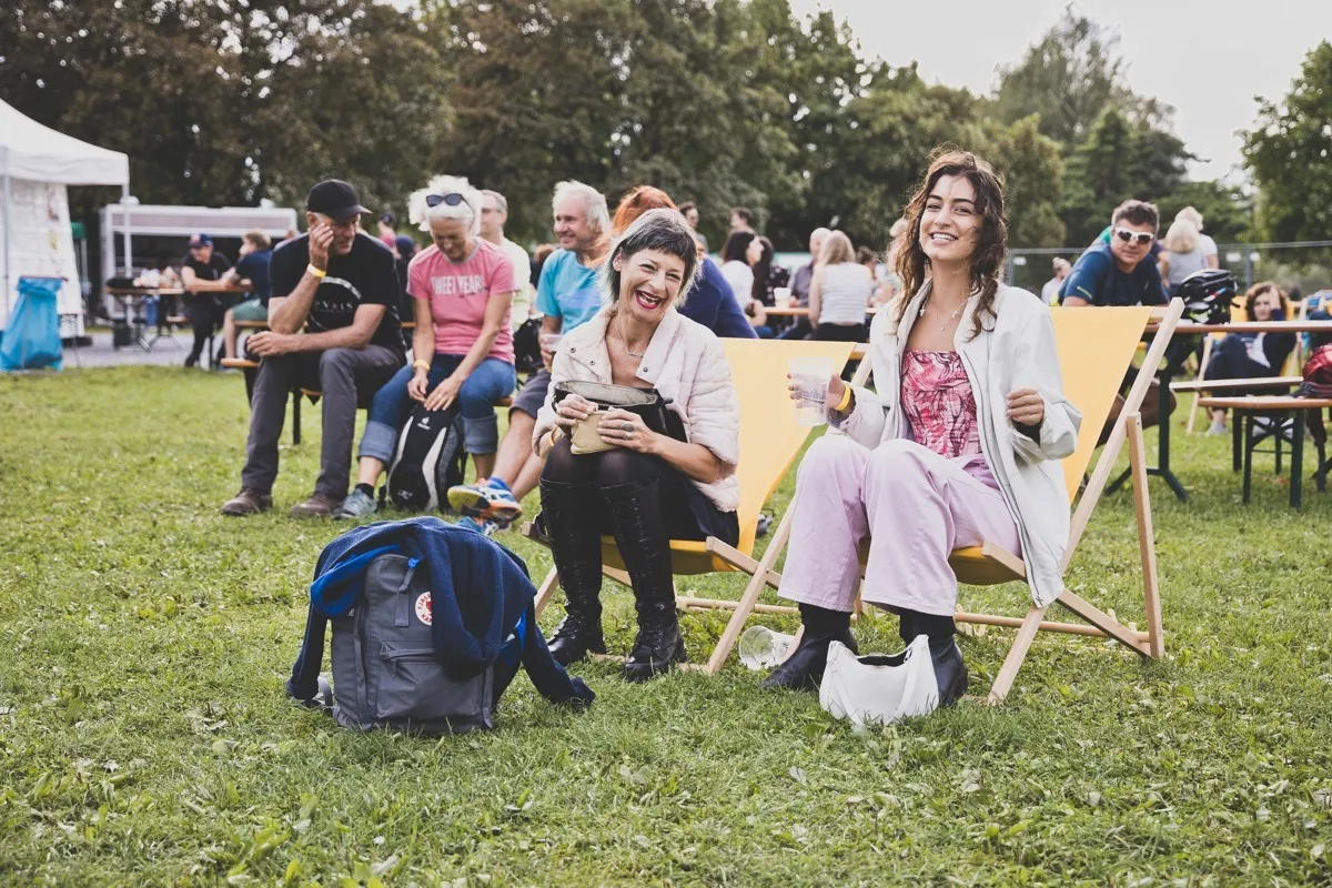 Personen im Liegestuhl am chillen