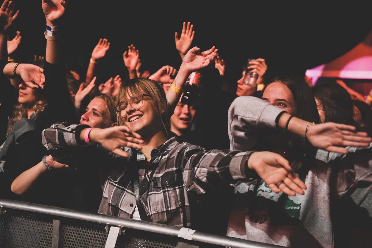 Glückliche Junge Mädchen am Tanzen