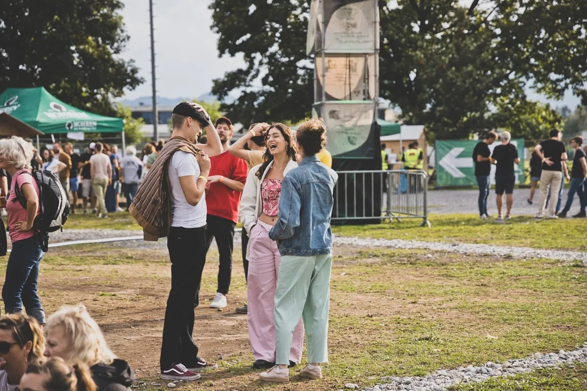 Festivalgelände mit Publikum