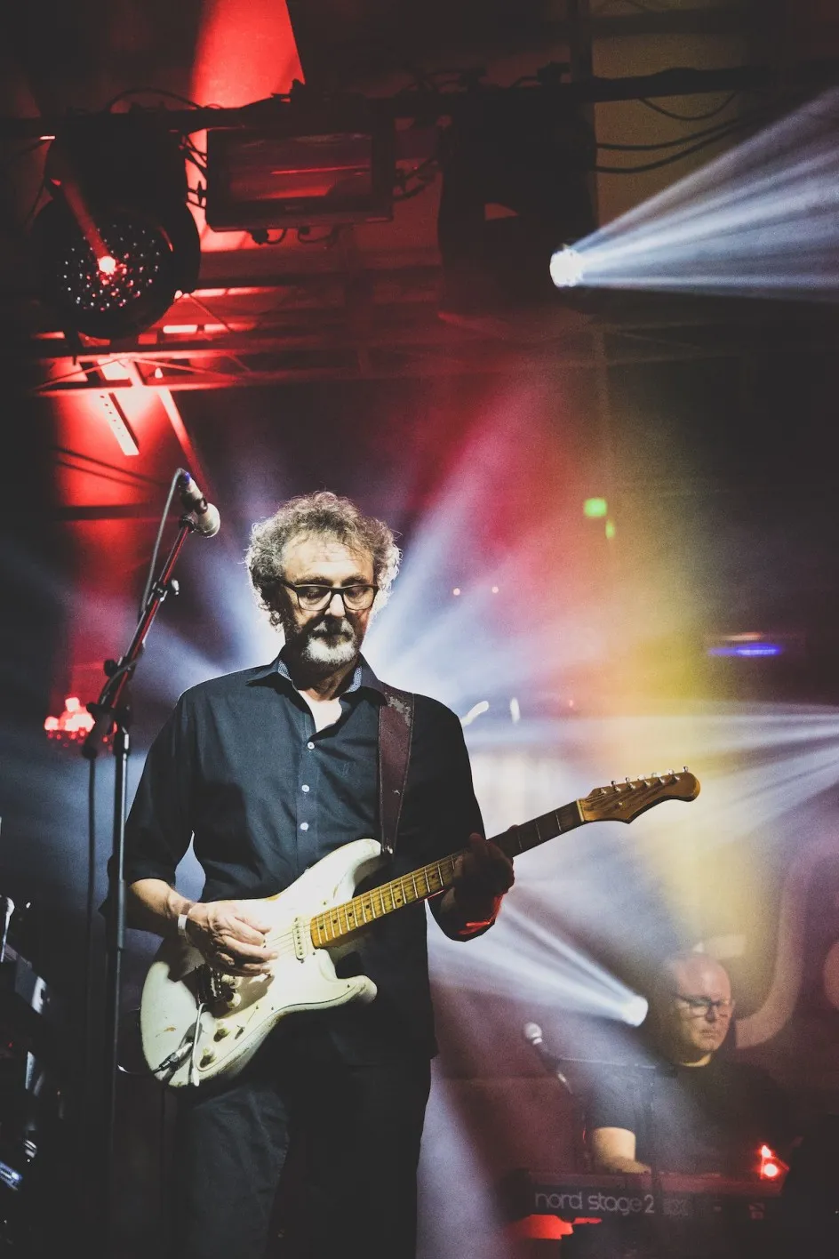 Bassgitarre spielender Mann mit Brille auf der Schaffarei Bühne