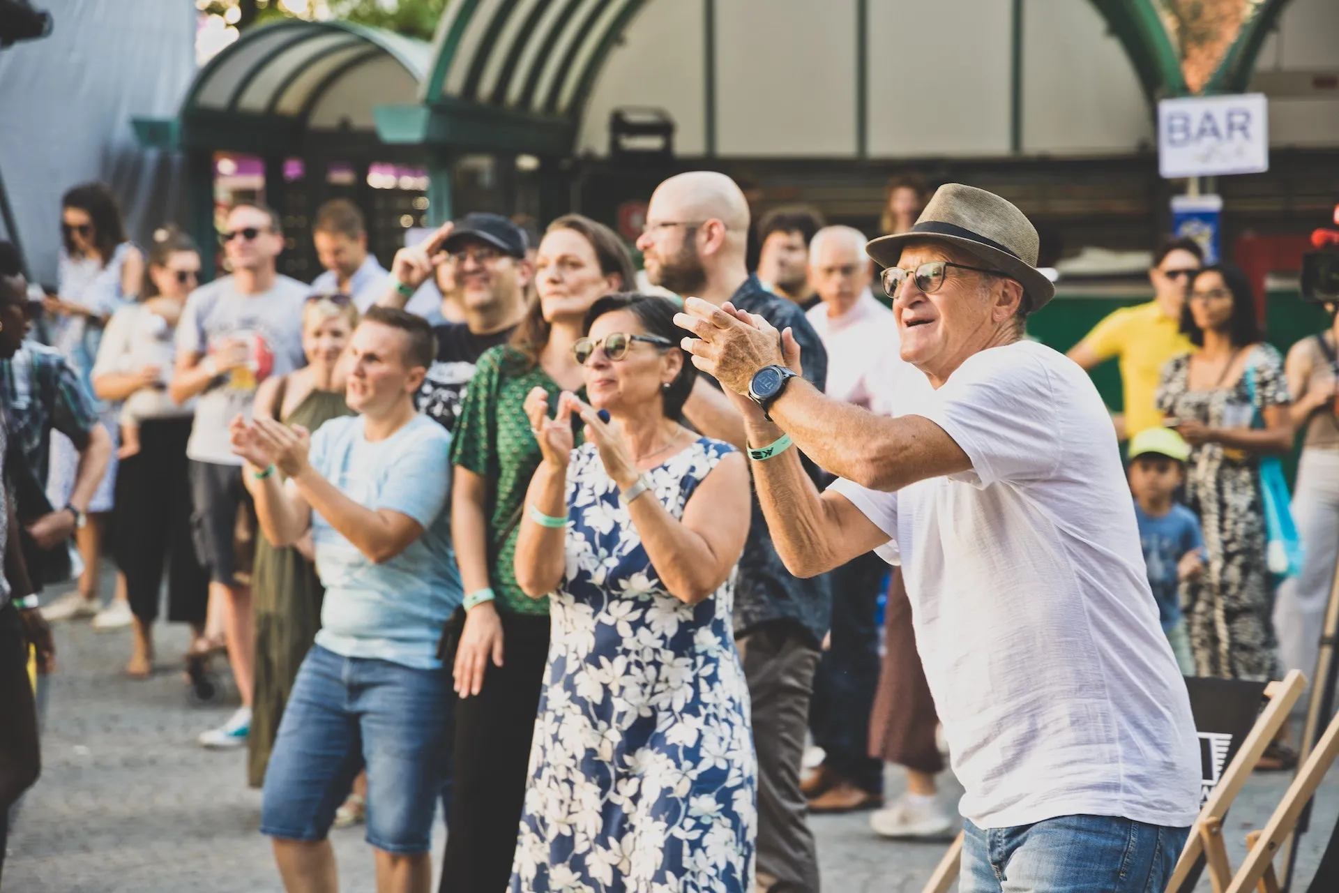 Gut gelaunte Schaffarei Festival Besucher