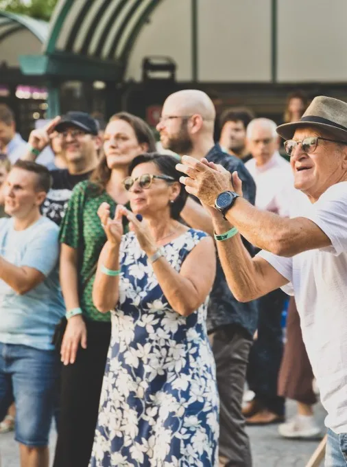Gut gelaunte Schaffarei Festival Besucher
