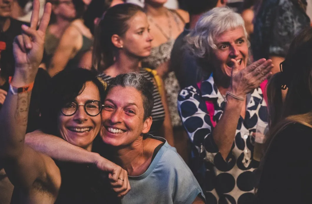 Zwei lachende Frauen Peace zeigend vor der Schaffarei Bühne