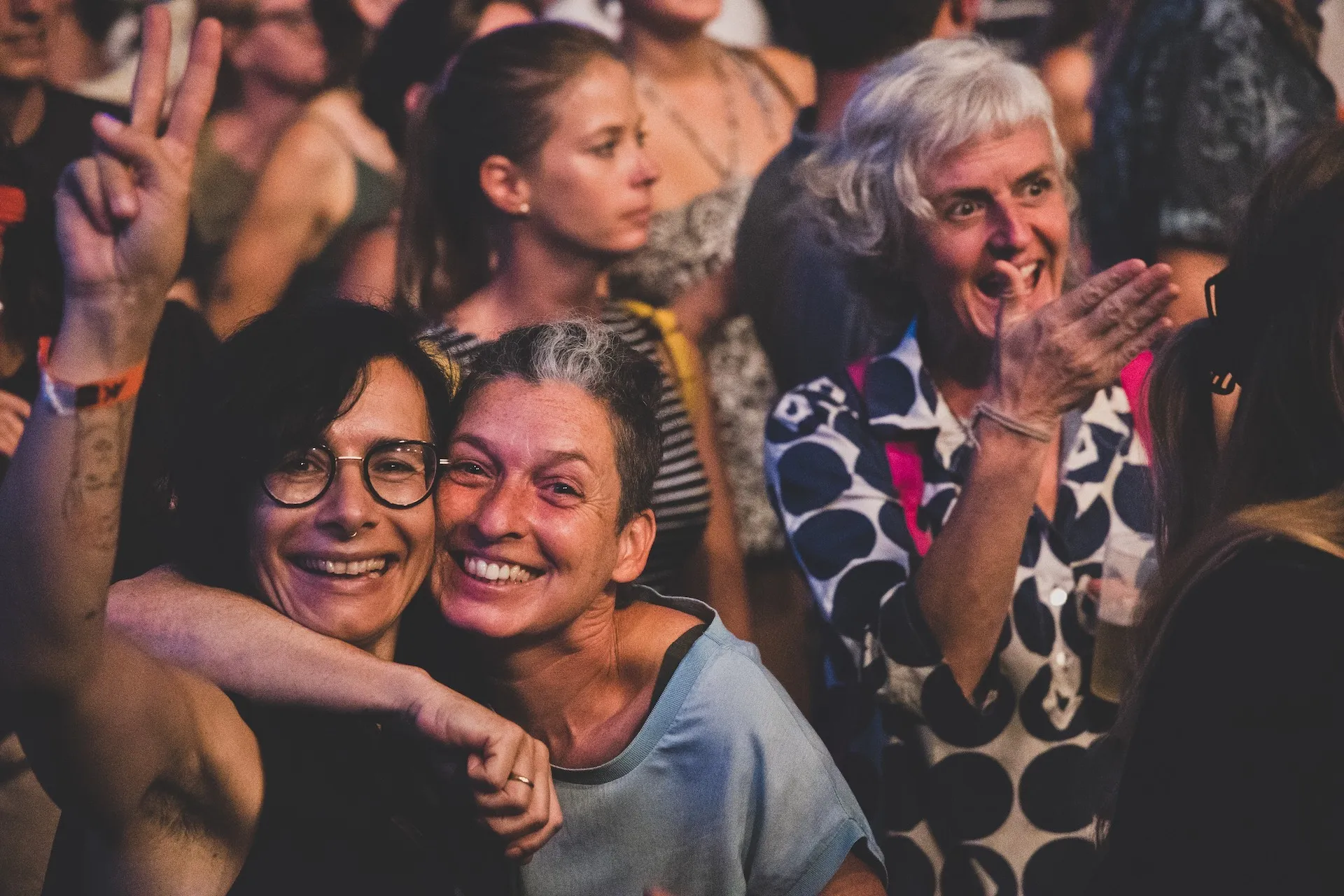 Zwei lachende Frauen Peace zeigend vor der Schaffarei Bühne