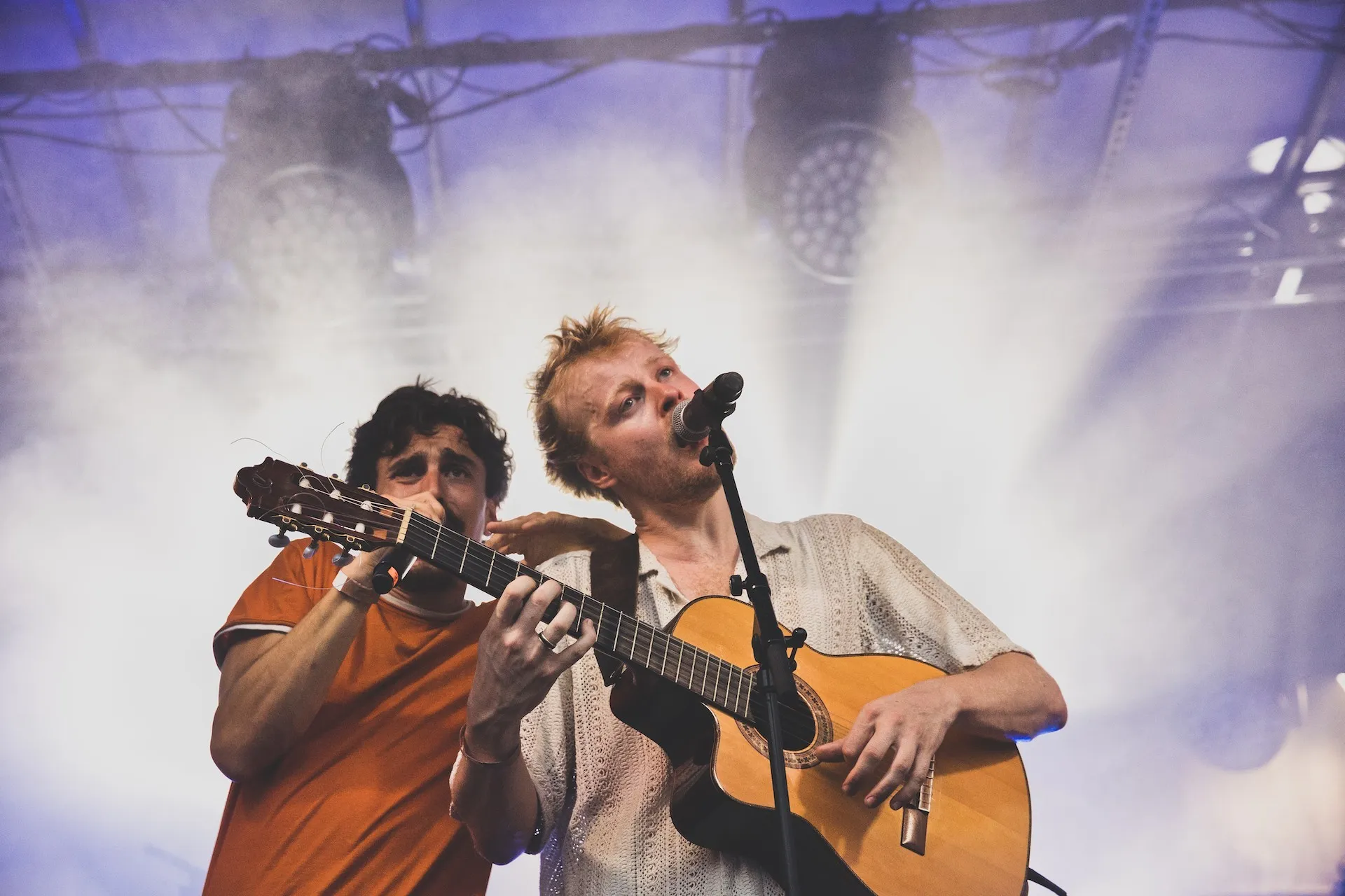 Musiker auf der Schaffarei Bühne mit Gitrarre und Mikrofon