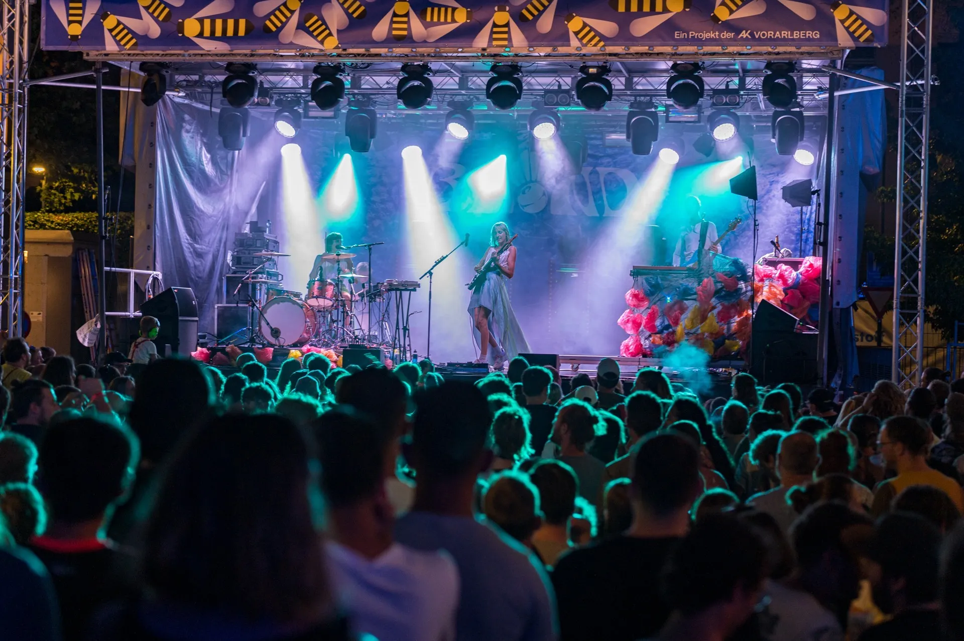 Band auf der Schaffarei Bühne mit Publikum im Vordergrund