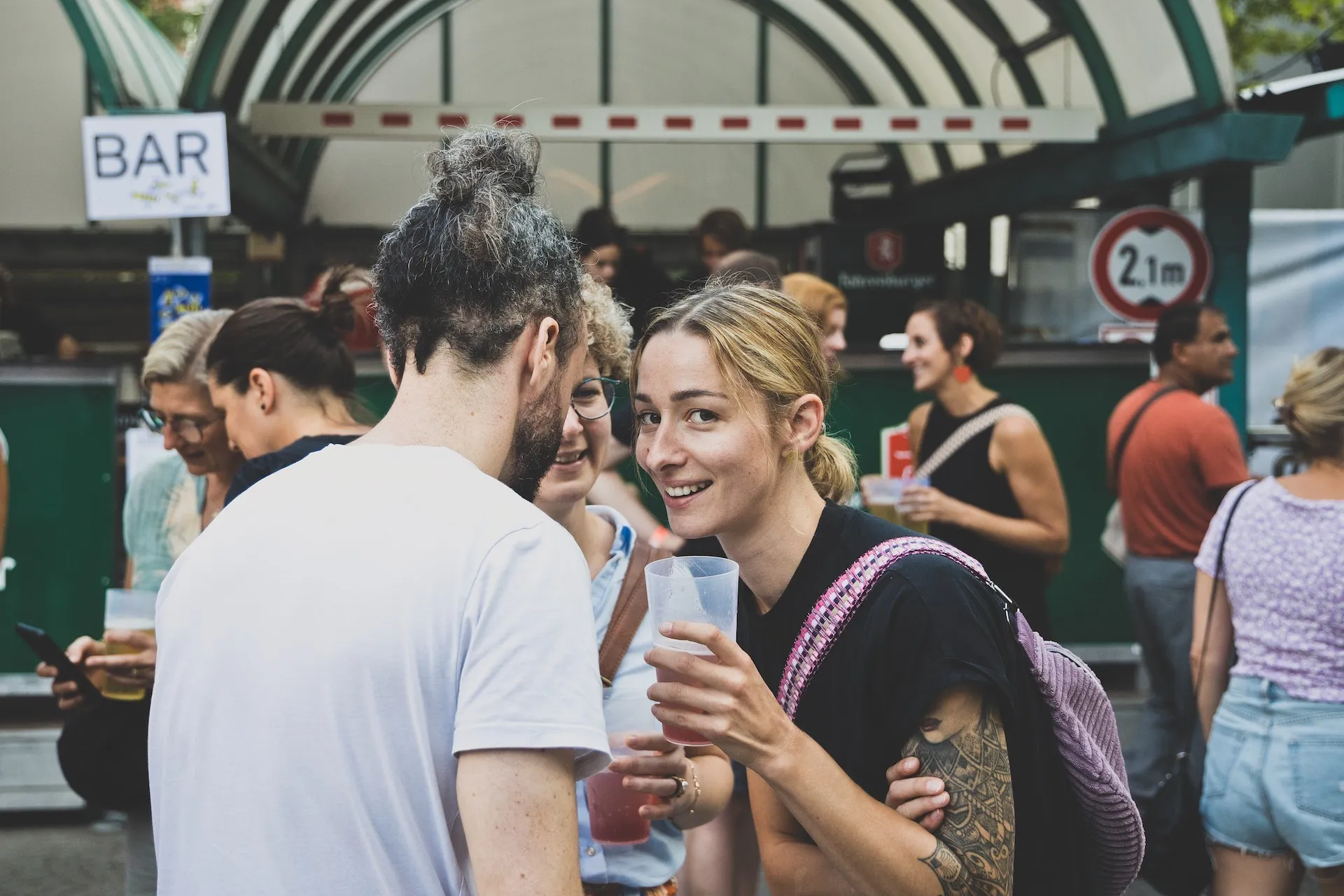 Sich unterhaltende Menschen mit Getränken in lockerer Atmosphäre