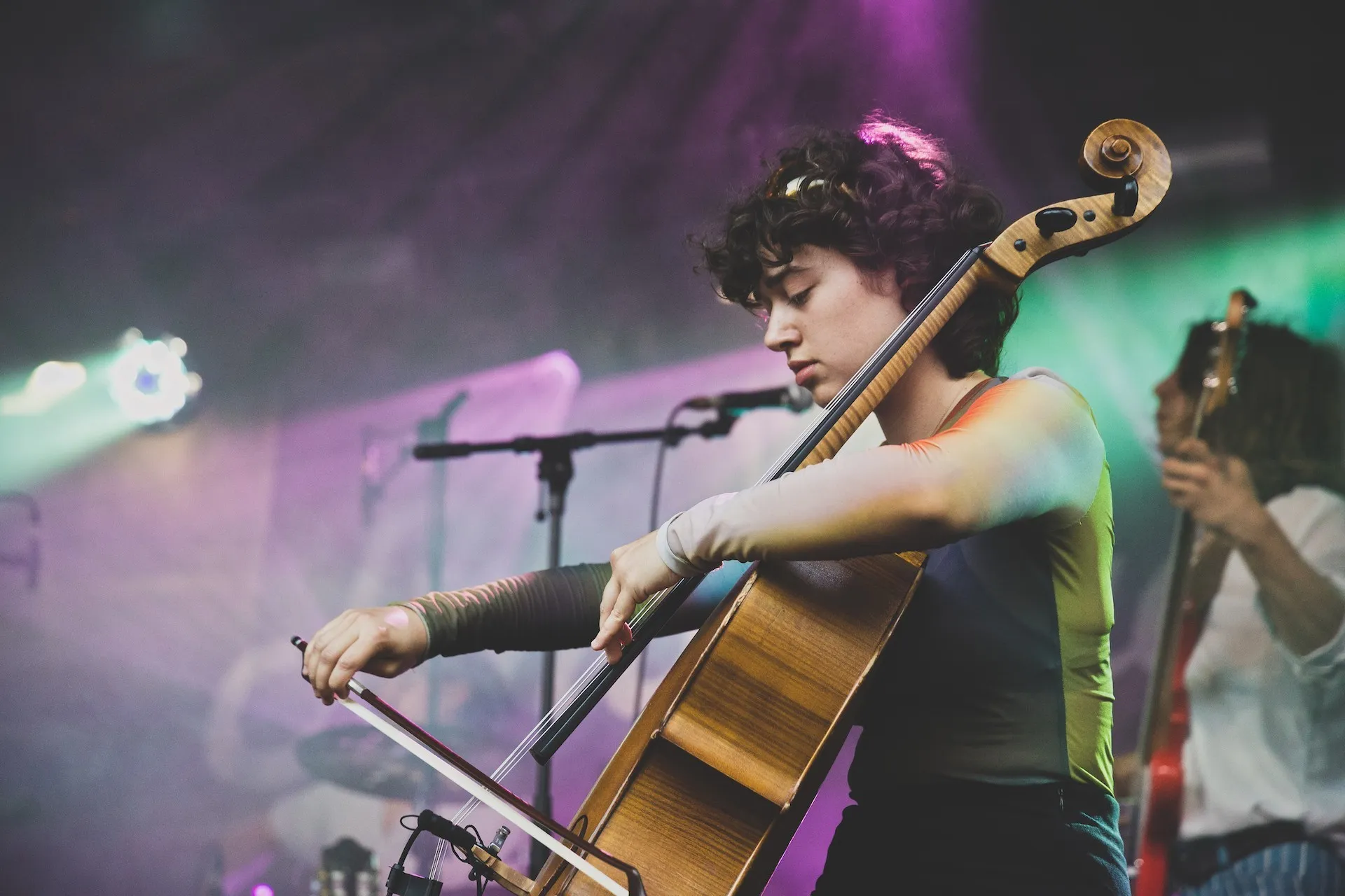 Cello spielende Musikerin auf der Schaffarei Bühne
