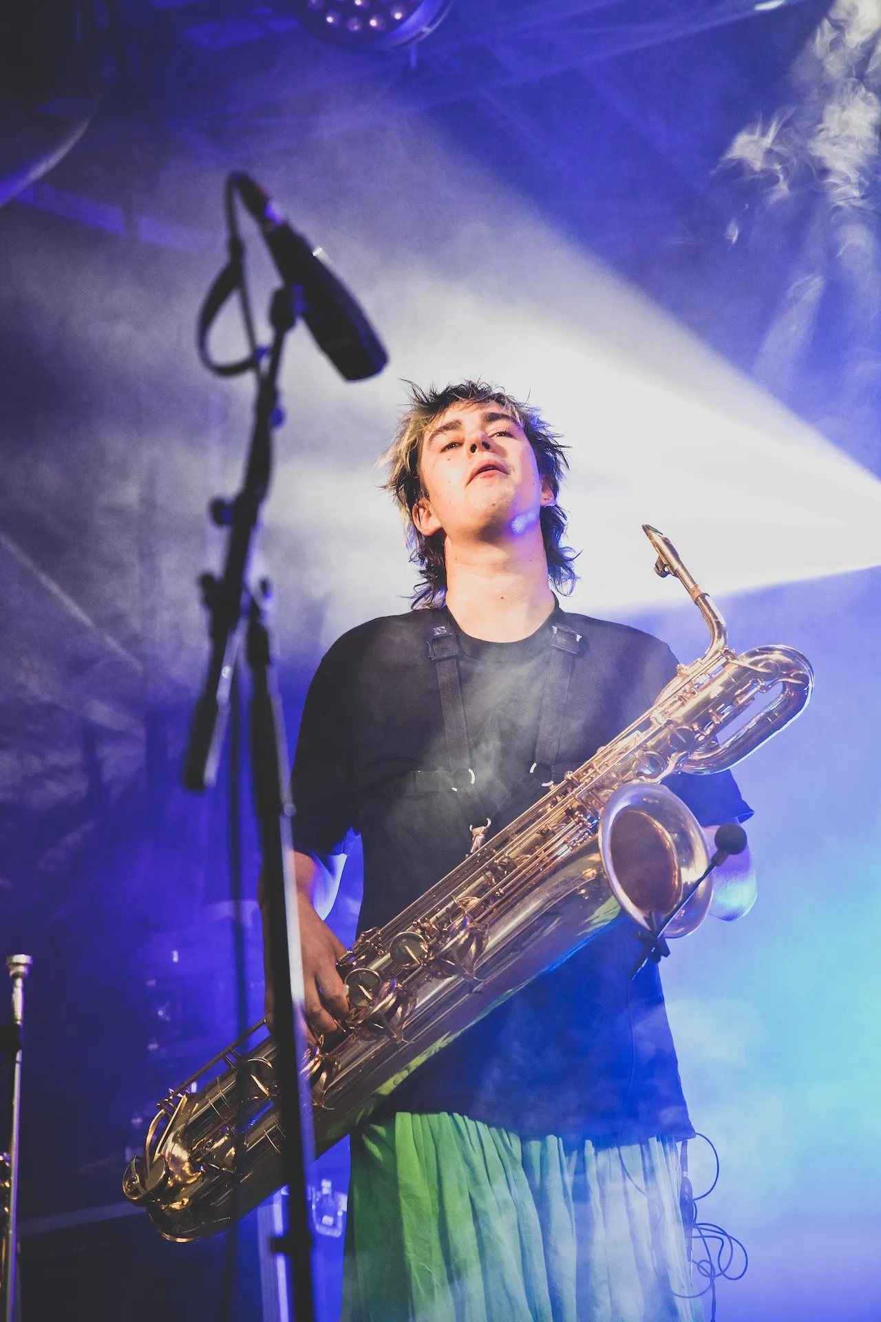 Musiker auf der Bühne mit Saxophon mit blauem Hintergrund