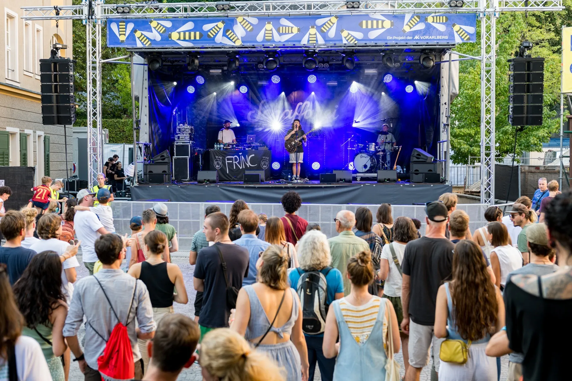 Band auf der Schaffarei Bühne und im Vordergrund das Publikum