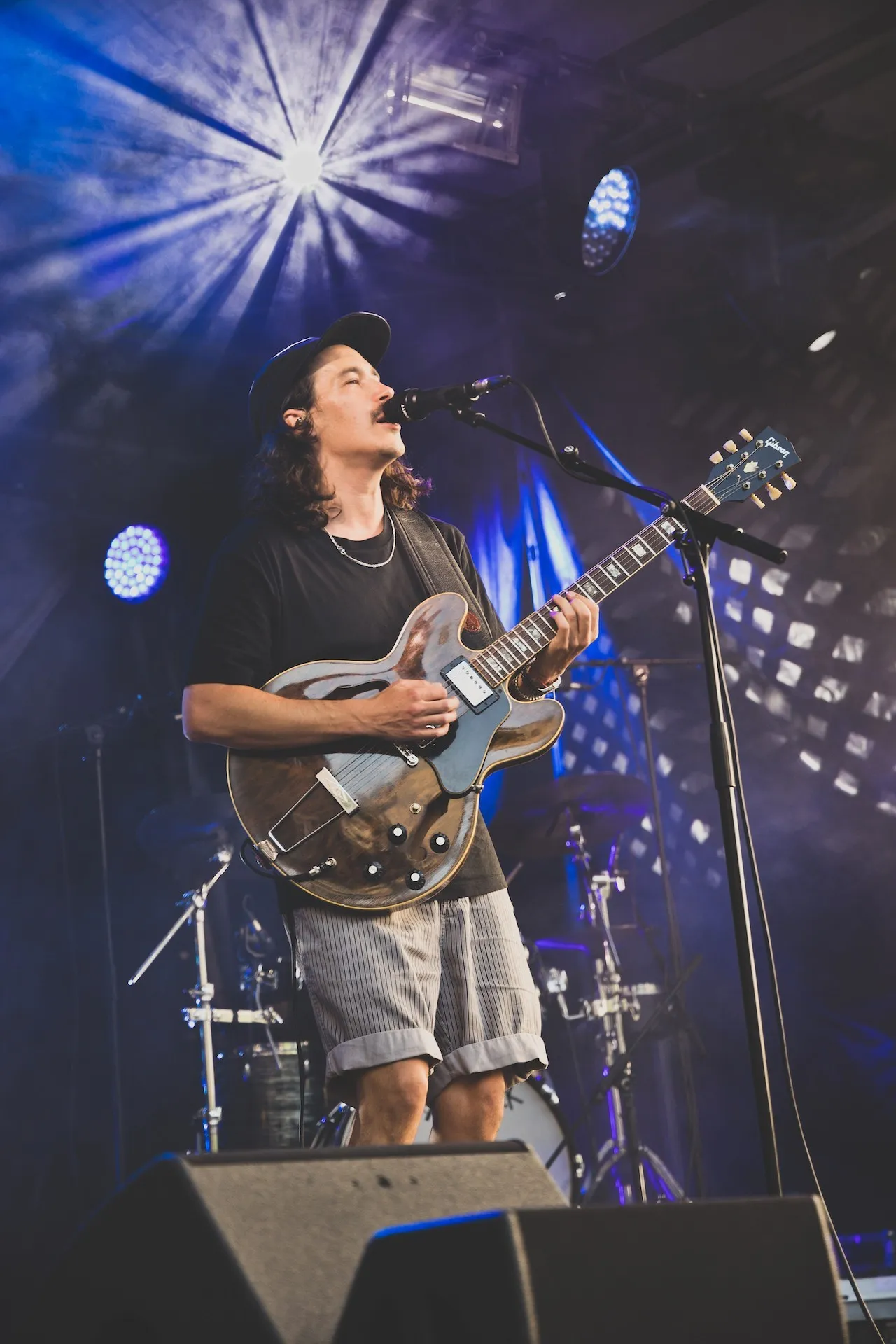 Gitarre spielender Sänger auf der Schaffarei Bühne