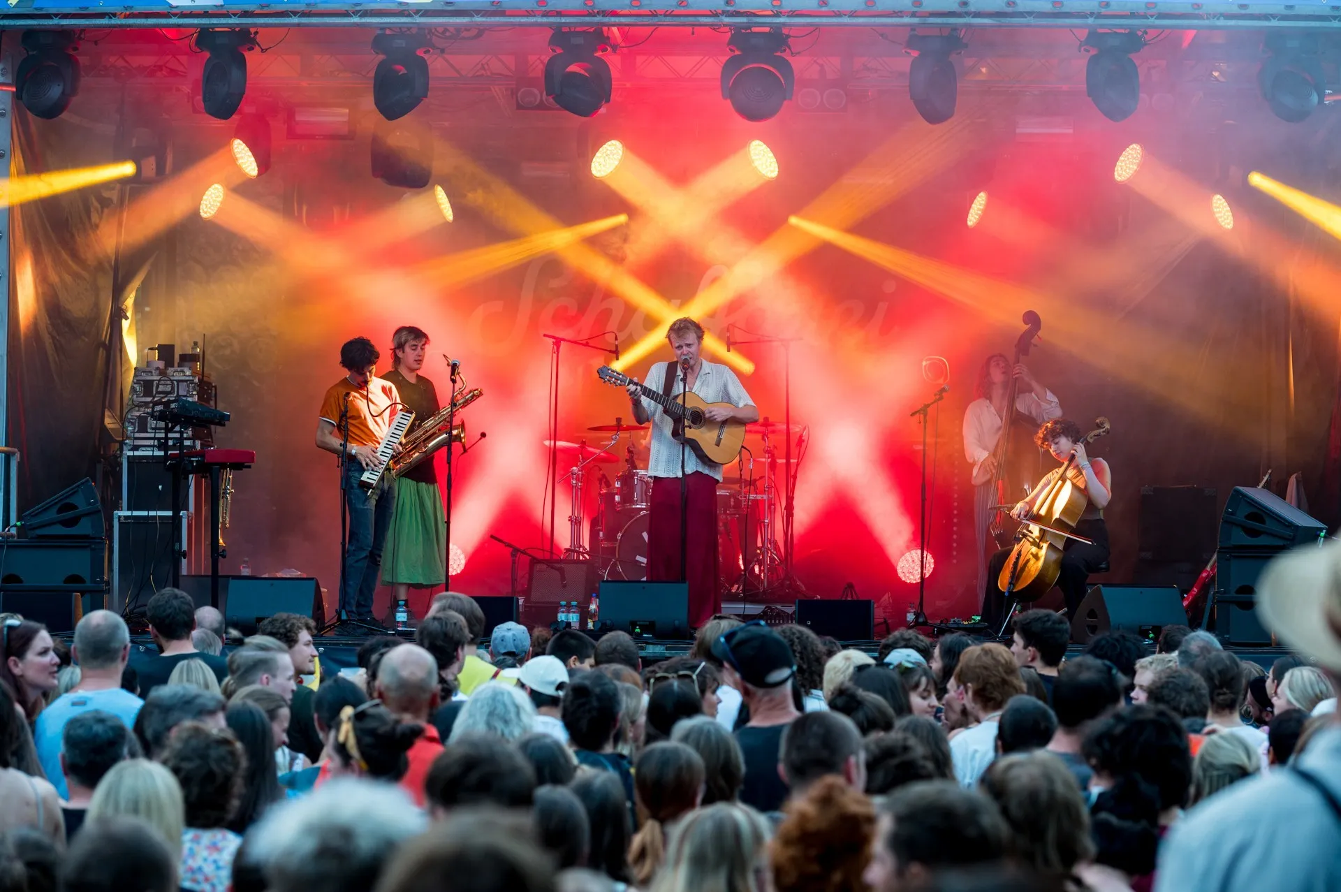 Band auf der Schaffarei Bühne mit Publikum im Vordergrund