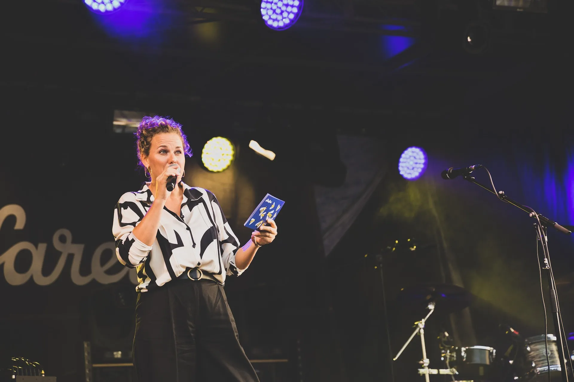 Moderatorin Raffaela Rudigier-Gerer auf der Schaffarei Bühne