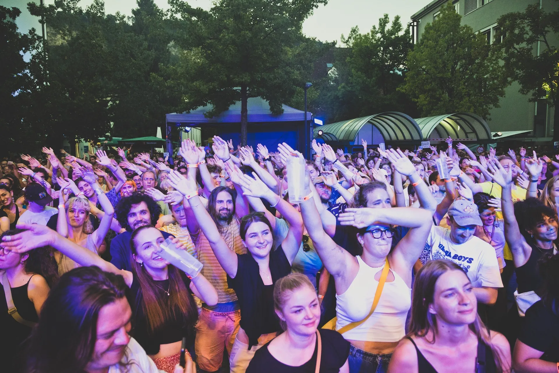 Menschenmenge mit nach oben gestreckten Händen vor der Schaffarei Bühne