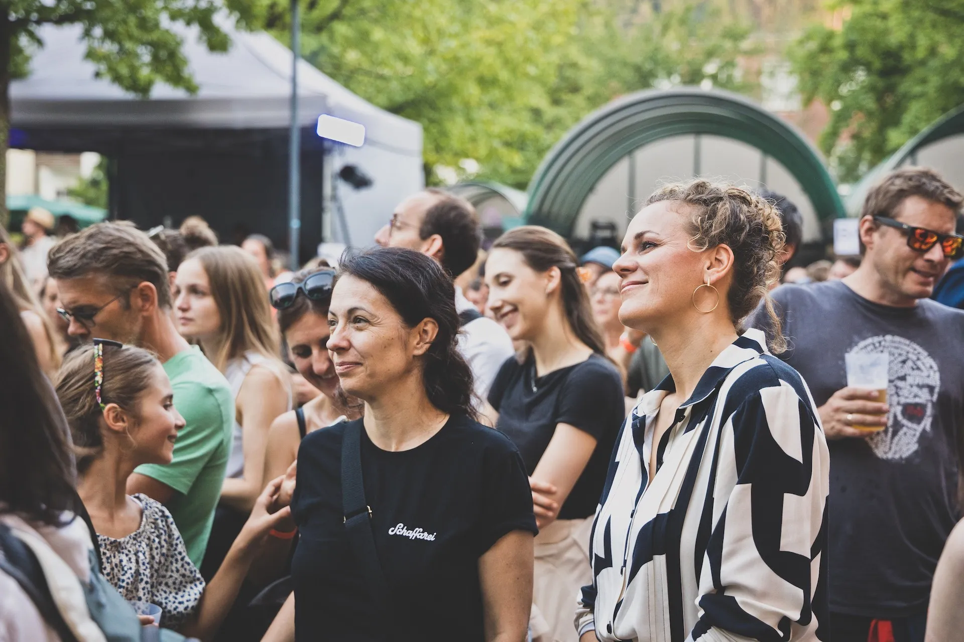 Genießende Menschen beim Schaffarei Festival