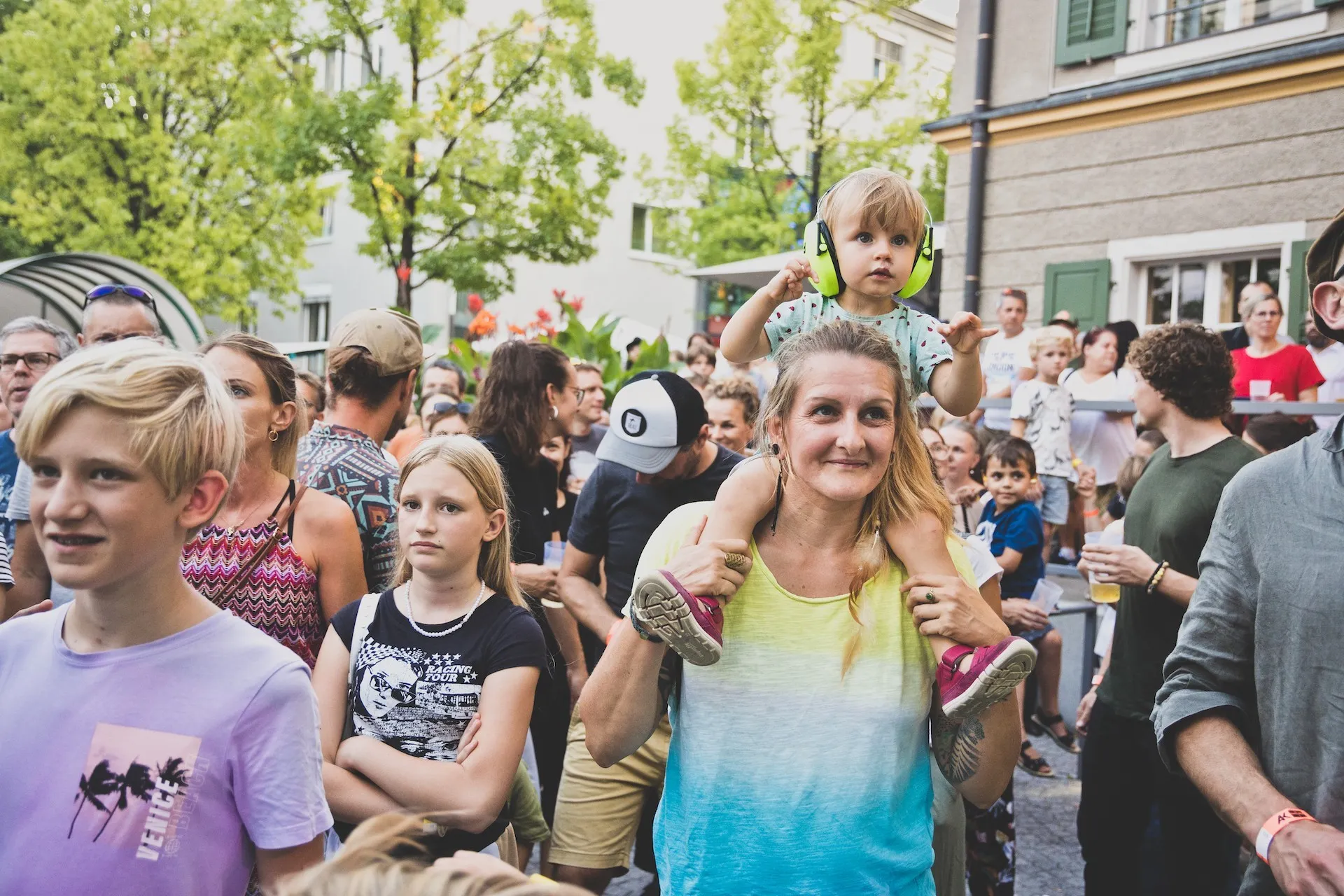 Lachende Menschen beim Schaffarei Festival