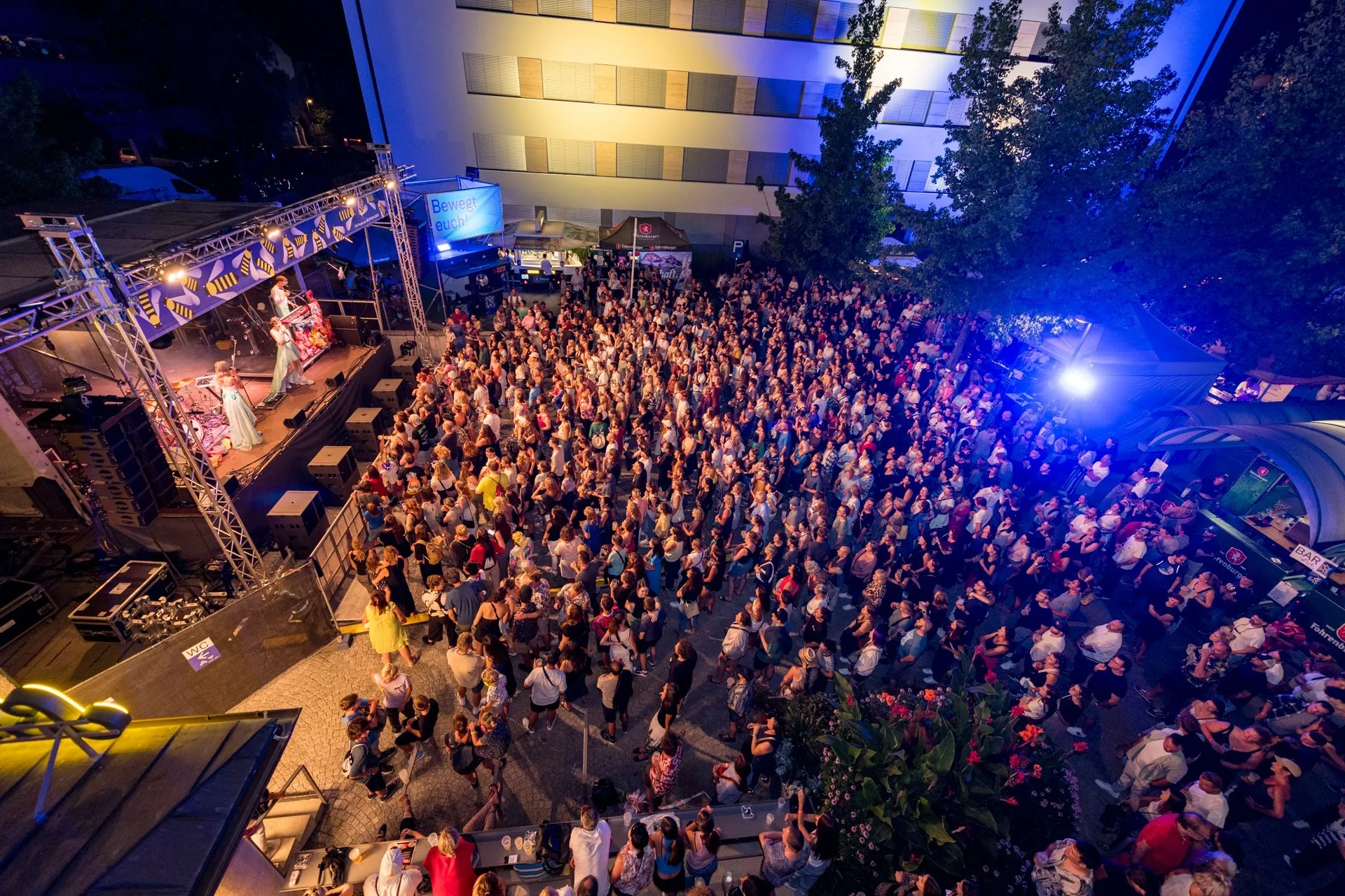 Publikum mit Schaffarei Bühne aus der Vogelperspektive