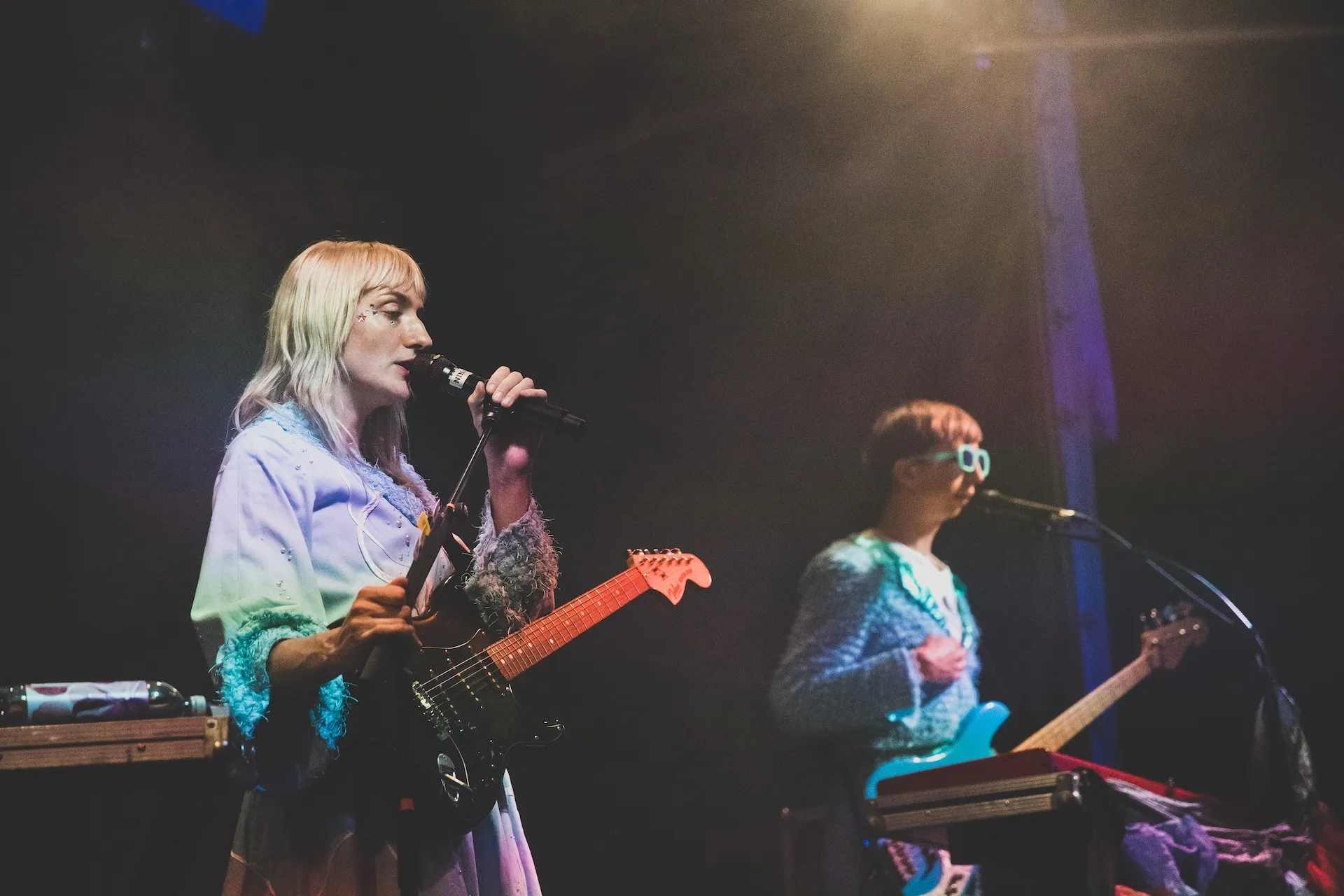 Singende Frau mit Bassgitarre und singender Mann vor Keyboard auf der Schaffarei Bühne